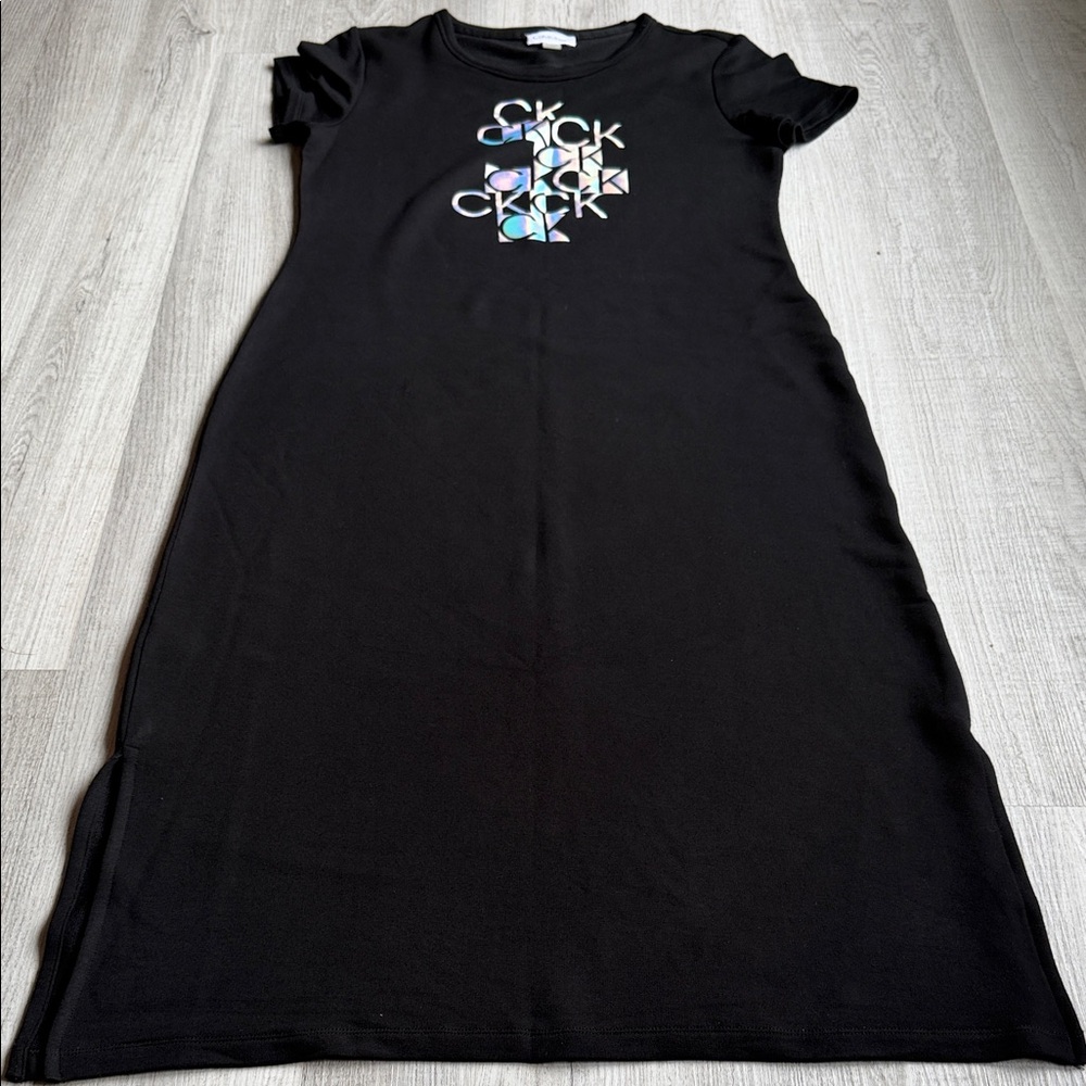 Vestido Calvin Klein negro con logo CK – casual y cómodo. CAJA. # 1 A